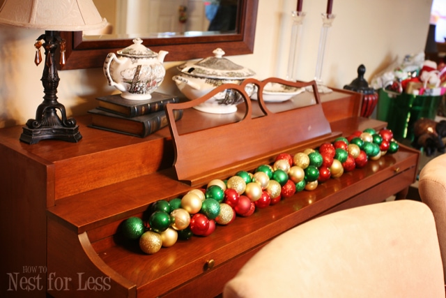 The garland lying across the piano.