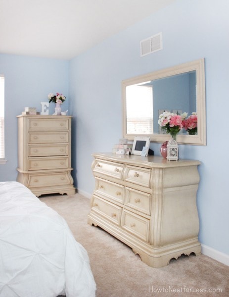 Blue bedroom walls for girl.