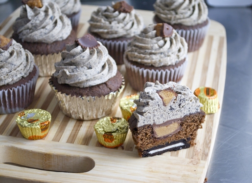 chocolate oreo peanut butter cup cupcakes