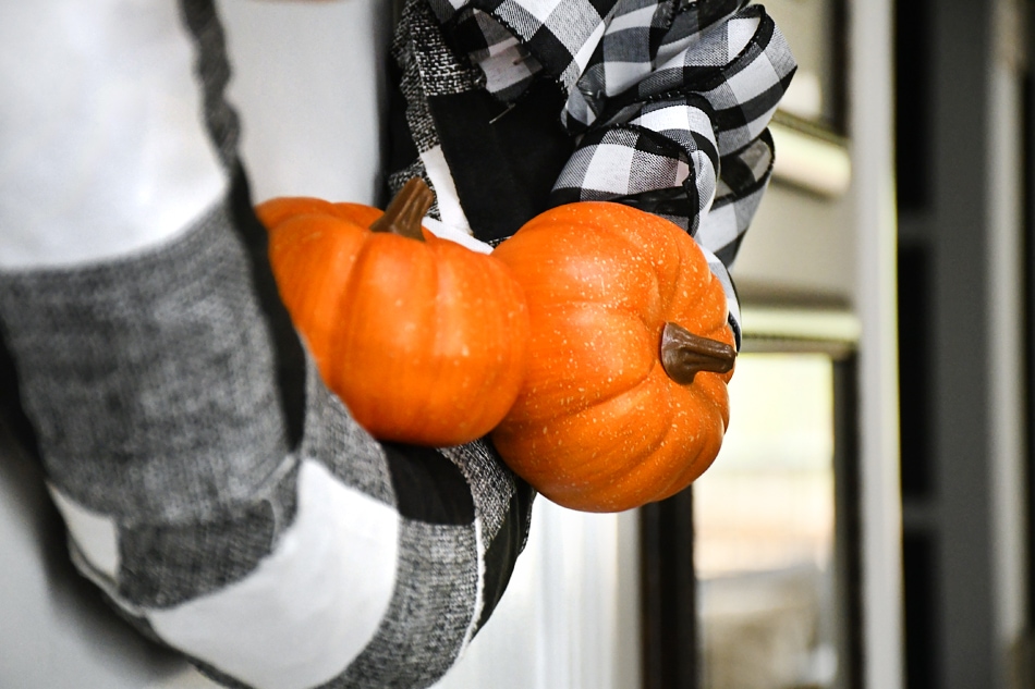 Close up of the orange pumpkins on the wreath.